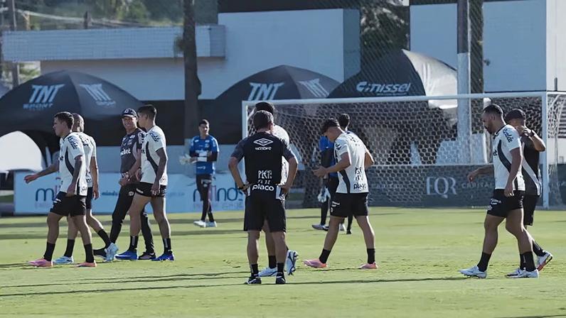 O elenco do Santos voltou a treinar no CT Rei Pelé nesta quinta-feira (16) visando a partida contra o time carioca pela 12ª rodada do Brasileirão.