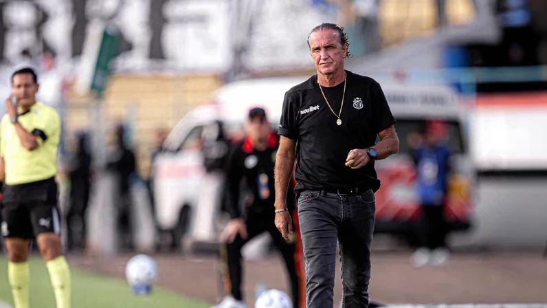 Cuca à beira do campo no duelo do Santos contra o Deportivo Cuencas-EQU