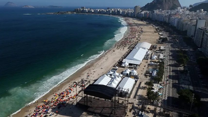 Palco para show de Shakira está sendo montado na Praia de Copacabana