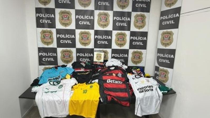 Polícia apreendeu 2.700 camisas nesta quarta-feira (8).