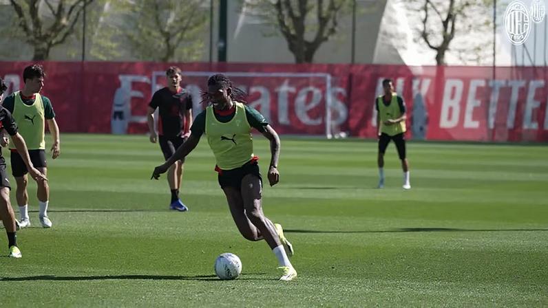 Rafael Leão deu um show de habilidade e visão de jogo no treino. O ponta português segue imparável, desequilibrando com seus dribles e passes precisos enquanto os Rossoneri avançam na preparação para o confronto contra a Udinese.
