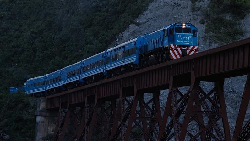 Na Argentina, um trem impressiona ao cruzar regiões tão altas que parecem até mesmo tocar as nuvens. A experiência combina paisagens únicas e uma boa dose de aventura.