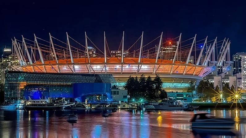 Em Vancouver, o BC Place impressiona com sua arquitetura às margens da enseada de False Creek