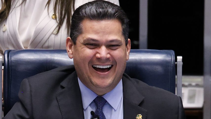 Rejeição inédita consolida Davi Alcolumbre como força central no Senado