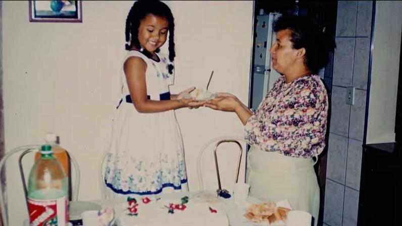Direta se baseia na sua vida e na de sua mãe para realizar o longa-metragem sobre trabalhadoras domésticas