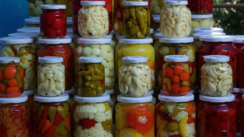 Picles são alimentos preservados em vinagre ou salmoura por meio de fermentação ou marinada. Esse processo conserva os ingredientes, intensifica sabores e altera sua textura, resultando em produtos consumidos em diversas culinárias.