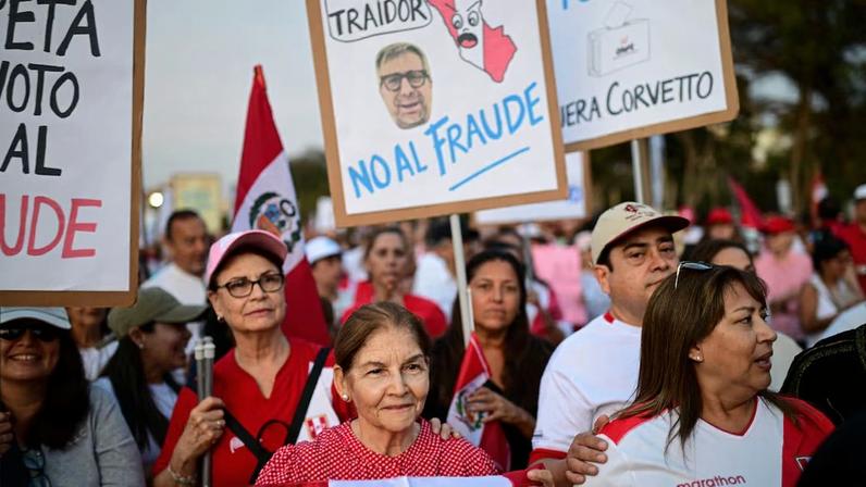 Manifestantes pedem anulação do pleito e pressionam órgão eleitoral