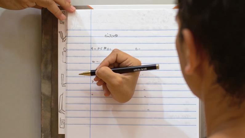 No Brasil, 66% das crianças estão alfabetizadas até o final do segundo ano; estudantes foram avaliados em teste com questões alternativas, escrita e produção textual