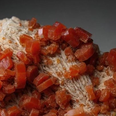 Cristal adamantino com 19% de vanádio, novo recorde de beleza na mineração