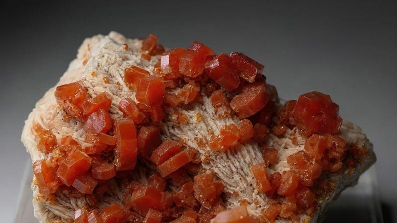 Cristal adamantino com 19% de vanádio, novo recorde de beleza na mineração