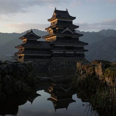 Fortaleza japonesa iniciada em 1504, com 30 m de altura e madeira negra