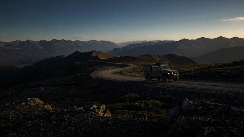Estrada na fronteira americana tem 127 km sobre picos de montanhas