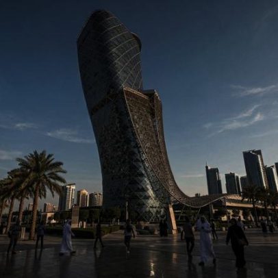 Arranha-céu de 35 andares no Oriente Médio com inclinação de 18° supera Pisa