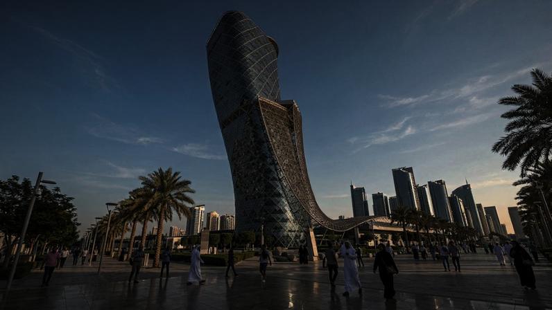 (Imagem ilustrativa)Arranha-céu em Abu Dhabi com inclinação de dezoito graus ancorado por estacas profundas no solo