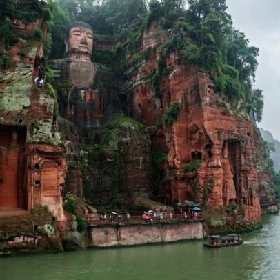 Estátua chinesa na rocha tem 71 m e 1.200 anos, recorde de engenharia