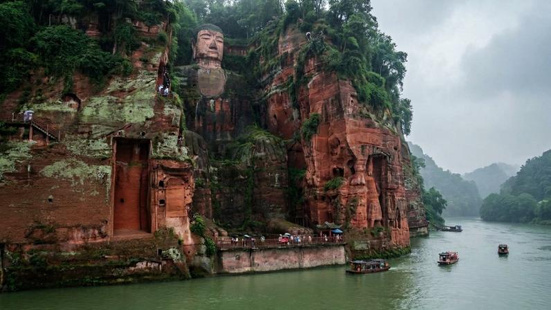 Estátua monumental de setenta e um metros esculpida diretamente em um penhasco de pedra na China – Créditos: depositphotos.com / pawopa3336