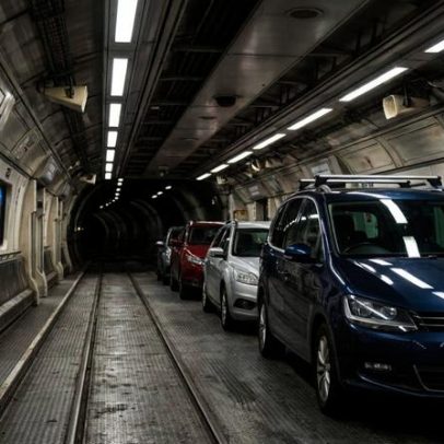 Famílias estacionam carros em trem de alta velocidade para cruzar fronteira