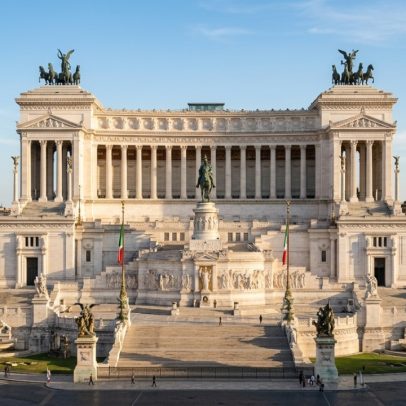 Monumento de 81 metros em mármore branco símbolo da unificação italiana