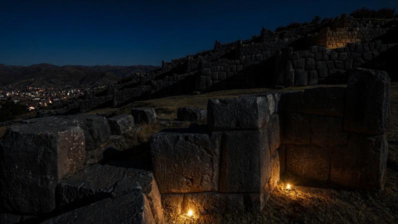 Encaixe perfeito dos blocos de pedra de cento e vinte toneladas na fortaleza inca em Cusco no Peru – Créditos: depositphotos.com / Homocosmicos