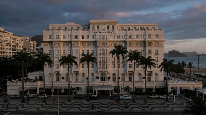 Luxuosa fachada branca do histórico hotel inaugurado na década de vinte na orla de Copacabana – Créditos: depositphotos.com / thenews2.com