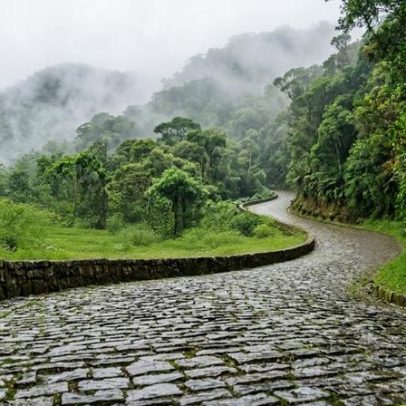 Motoristas descem a serra paranaense em dias de chuva com risco em paralelepípedos