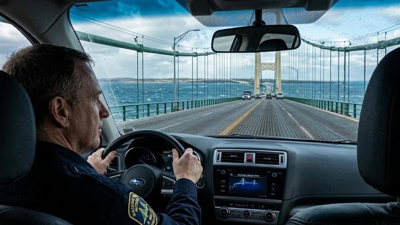Assistência profissional para atravessar os oito quilômetros da ponte americana sob ventos fortes – Créditos: depositphotos.com / KennethKeifer