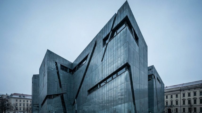 Arquitetura desconstrutivista com fachadas de zinco cortadas por janelas angulares em Berlim – Créditos: depositphotos.com / Jrsa26