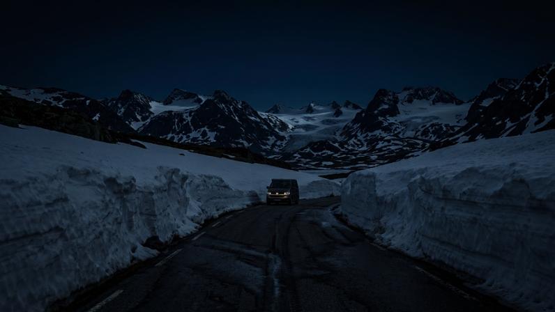 Rota cênica que atravessa as montanhas norueguesas conectando fiordes a extensas geleiras naturais – Créditos: depositphotos.com / Hilda Weges