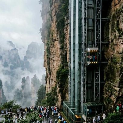 Elevador de vidro em penhasco de 326 m na China transporta milhares de turistas