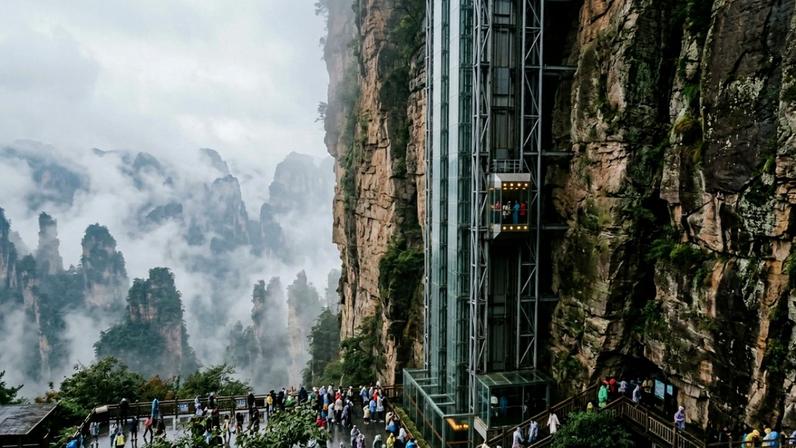 Elevador de vidro em penhasco de 326 m na China transporta milhares de turistas