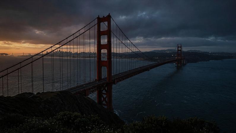 Estrutura suspensa vermelha de dois mil metros cruzando a baía de São Francisco nos Estados Unidos – Créditos: depositphotos.com / nstanev