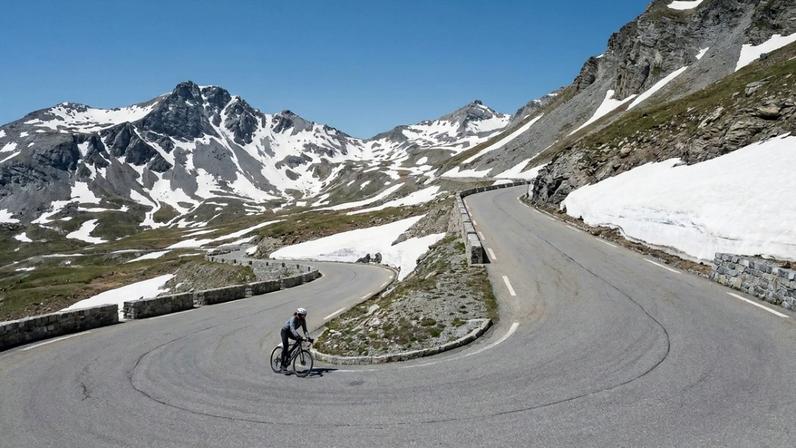 Trajeto sinuoso de asfalto que cruza os Alpes franceses a mais de dois mil metros de altitude – Créditos: depositphotos.com / RudiErnst