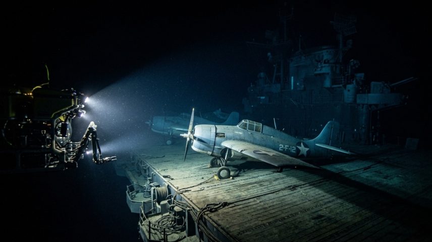 Imagens robóticas revelam caças intactos no convés do porta-aviões USS Hornet afundado