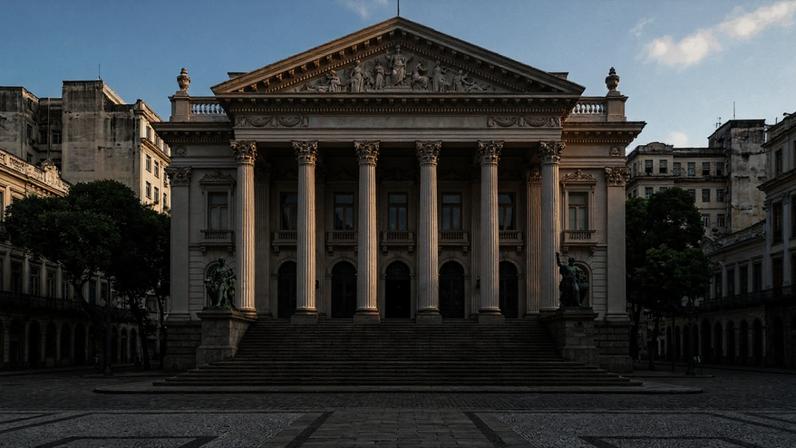 Fachada imponente com colunas de doze metros do palácio histórico no centro do Rio de Janeiro – Créditos: depositphotos.com / diegograndi