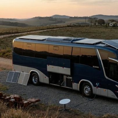Ônibus convertido em mansão móvel com painéis solares e caixa de água de 600 litros