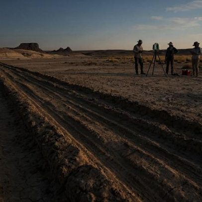 Marcas de pneus em lago 10 mil anos indicam tráfego de veículos pesados no Saara