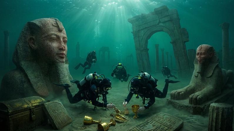 Arqueólogos marinhos inspecionando estátuas colossais e oferendas de ouro nas ruínas submersas de Thonis-Heracleion.