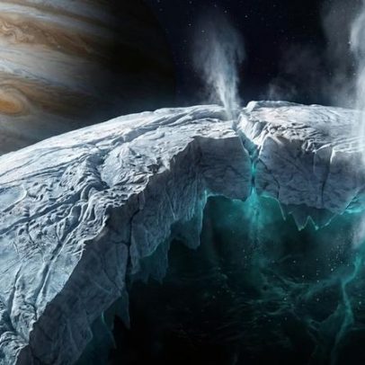 Sonda revela oceano líquido sob gelo de lua de Júpiter e plumas de vapor