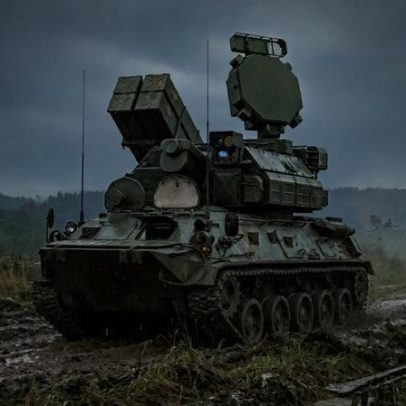 Blindado antiaéreo Tor-M2 carrega 16 mísseis e dispara em movimento