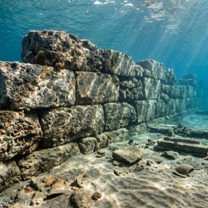 Muralha de pedra de 6 km é encontrada no mar da Europa, revelando cidade submersa de 5 mil anos