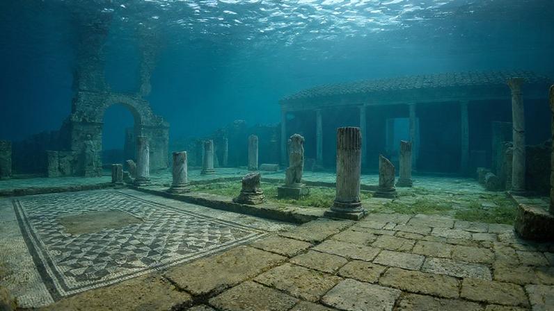 Mosaicos romanos e estruturas de vilas imperiais preservados sob as águas cristalinas do Parque de Baiae.