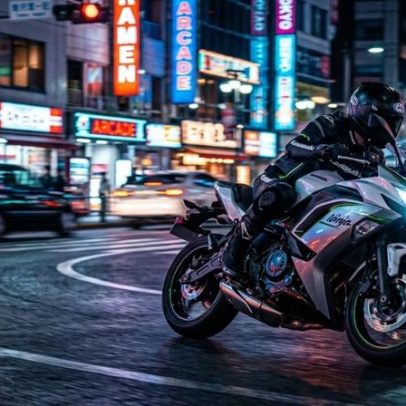 Kawasaki Ninja 500 com motor de 451 cc é ágil para uso urbano