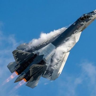 Su-57 da Rússia exibe alta agilidade aérea com motores de empuxo vetorado