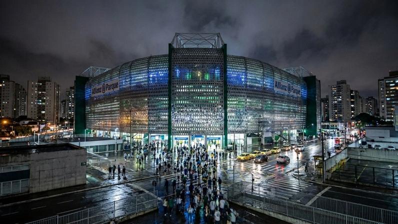 Arena em São Paulo com fachada de aço inox e 43 mil assentos, palco tecnológico