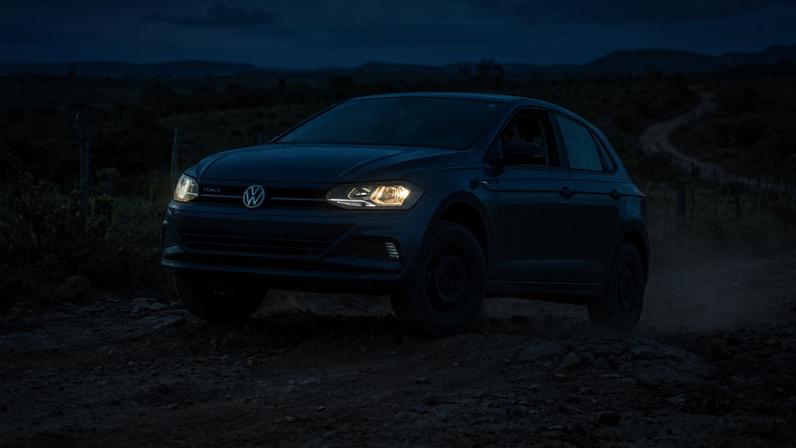 Volkswagen Polo Track Robust com suspensão elevada em estrada de terra no interior