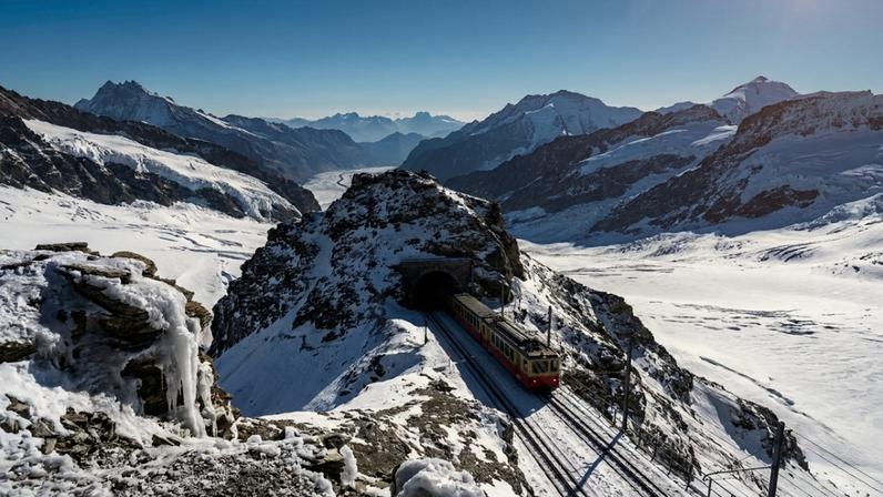 Estação ferroviária de alta montanha localizada a mais de três mil metros na Suíça – Créditos: depositphotos.com / VogelSP