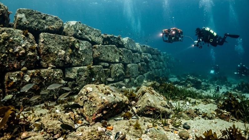 Blocos de granito bruto alinhados por mãos humanas há sete milênios, agora mapeados por tecnologia de sonar no litoral francês