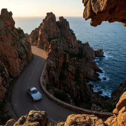 Estrada francesa entre penhascos de 400 m destaca integração com a natureza