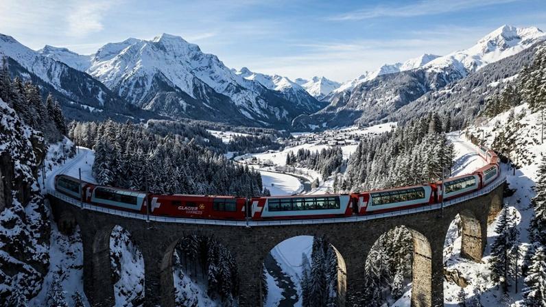 Trem mais lento do mundo atravessa 91 túneis e 291 pontes nos Alpes