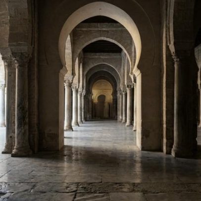 Grande Mesquita de Kairouan: minarete do século IX estabelece marco sagrado no Magrebe